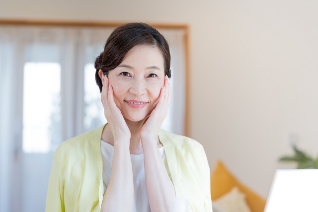 年齢に負けない！50代に適した若見えベースメイク術｜BBクリームの桜花媛