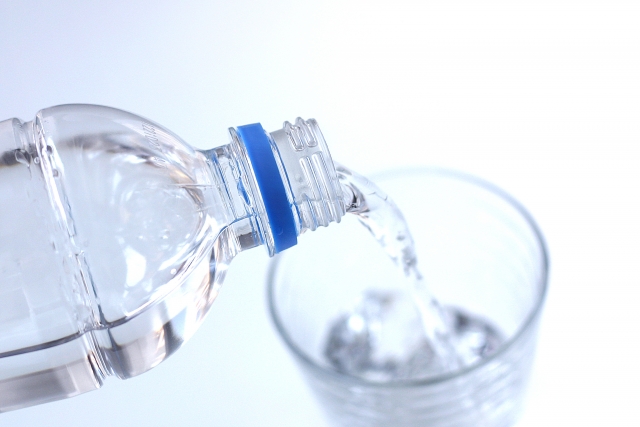 肌の潤いに水を飲む・水分補給は大切？
